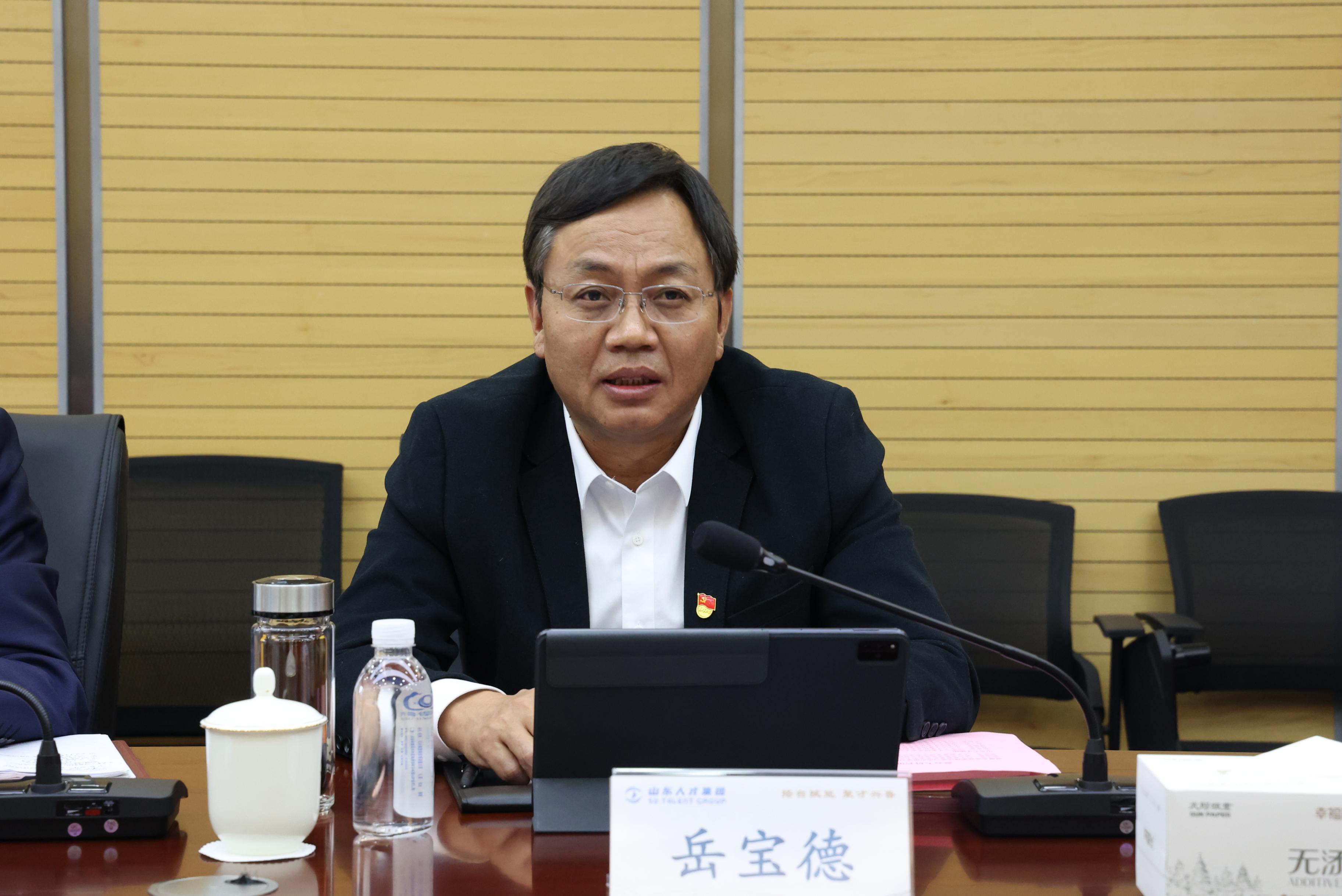 岳宝德代表列席旁听工作组对集团党委理论学习中心组的学习情况进行了